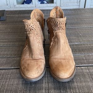 Circle G booties size 9